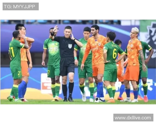 足球巨星跨界挑战泳池争锋 谁将成为水中最快的球王