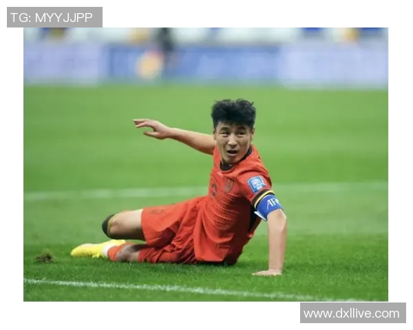 足球明星高强度训练曝光展现非凡技巧与拼搏精神震撼球迷