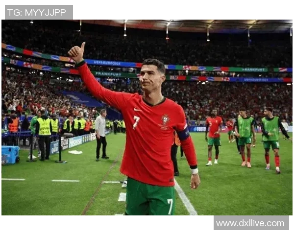 球星闪耀赛场风采，足球世界英雄汇聚一图展示