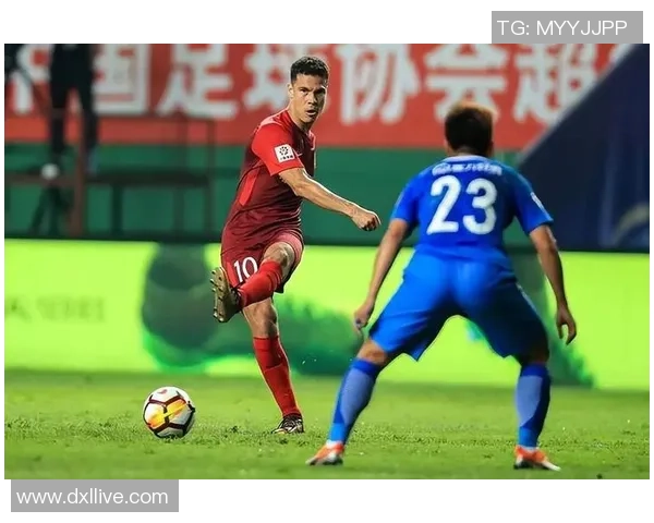 足球球星激烈比赛后擦汗瞬间定格 展现坚韧与专注的无声魅力